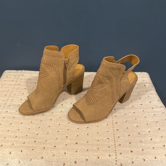Size 6 Universal Thread Open Toe Block Herl Tan Booties - never worn - Picture 2 of 7